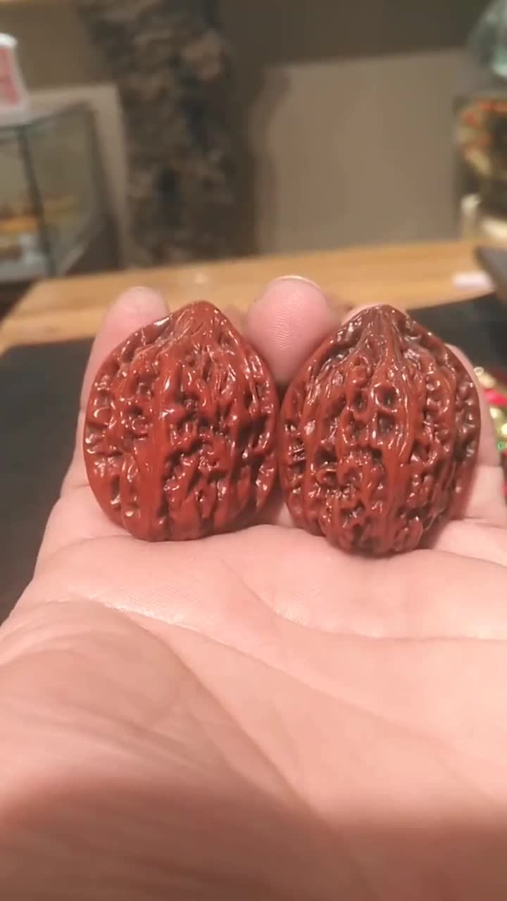 48大鸡心文玩核桃,这辈子一半时间都盘它了,为了盘它手都磨破了