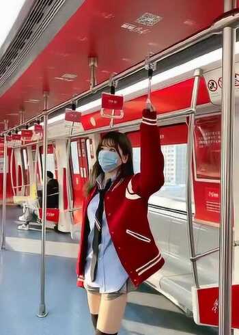 地铁上偶遇,女神级的独臂小姐姐,身材这么好可惜了!