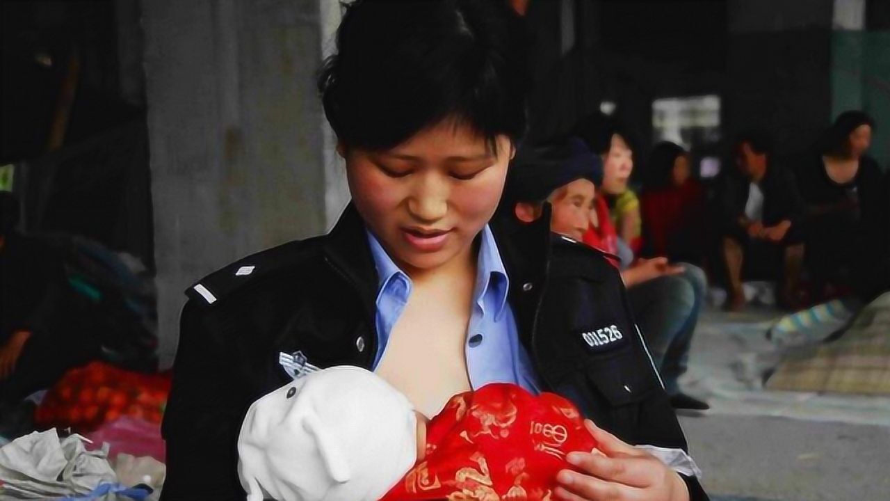 还记得这张照片吗汶川地震哺乳9名婴儿的女警现在过得怎么样