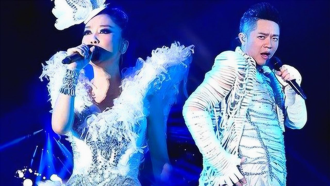 凤凰传奇韩国演唱《自由自在》,一出场台下观众一片沸腾,太嗨了