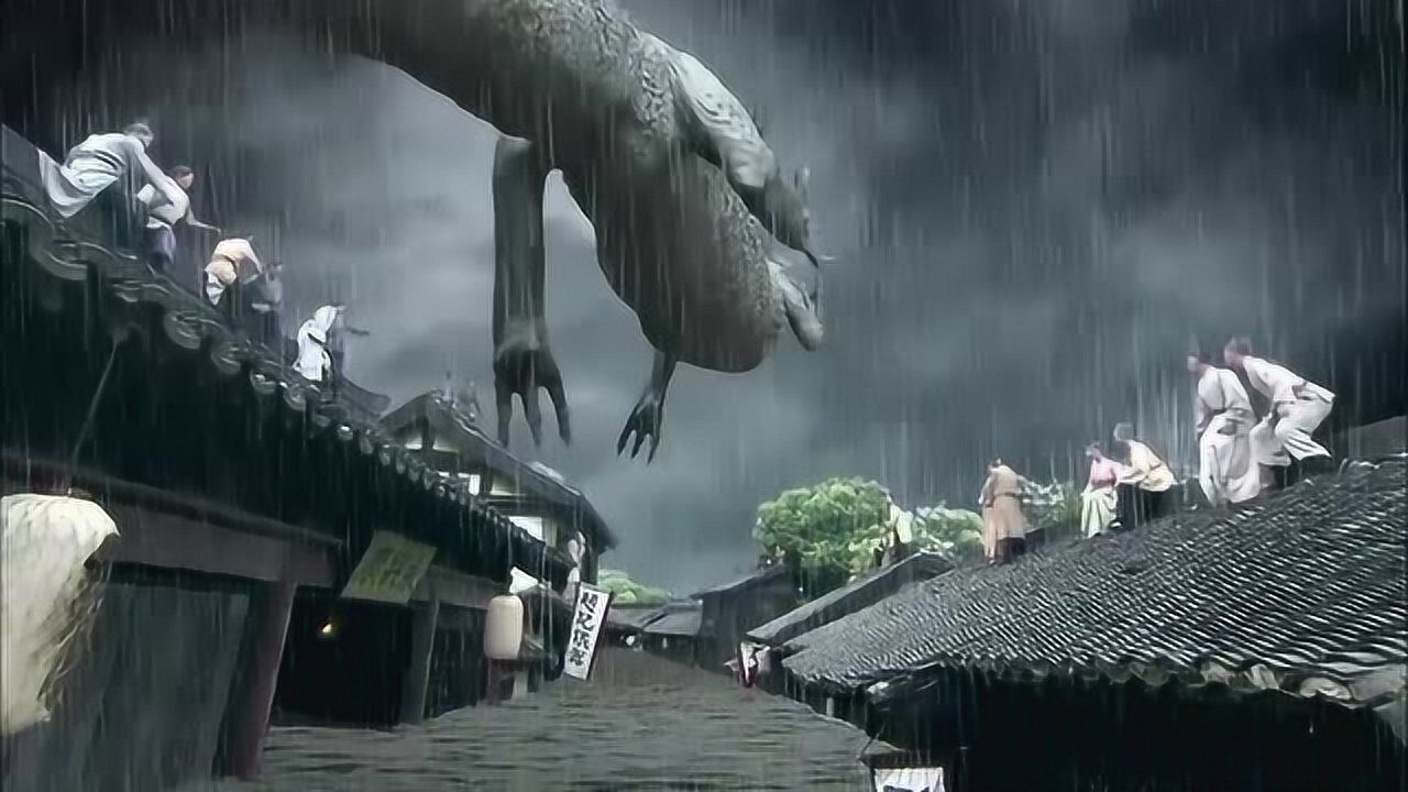 一条龙横亘在街道上就像死了一样谁知是龙困浅滩