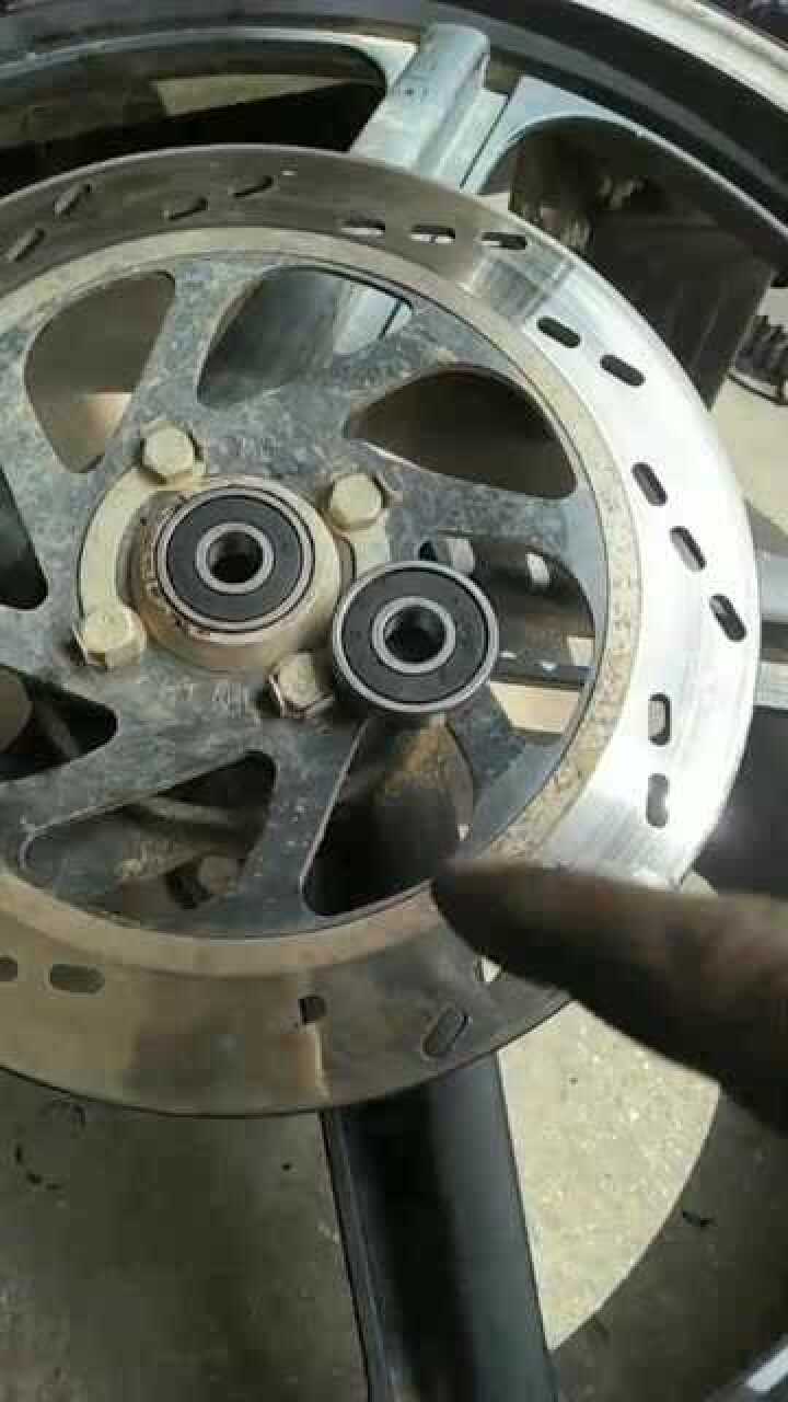 老师傅教你摩托车电动车钢圈怎么装轴承,这招一般不外传