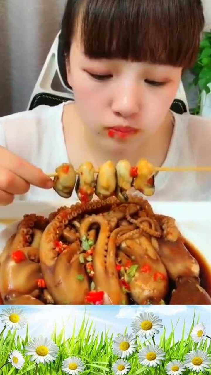 美女直播吃生蚝串,这吃法真是够豪爽的,你们一次能吃几个