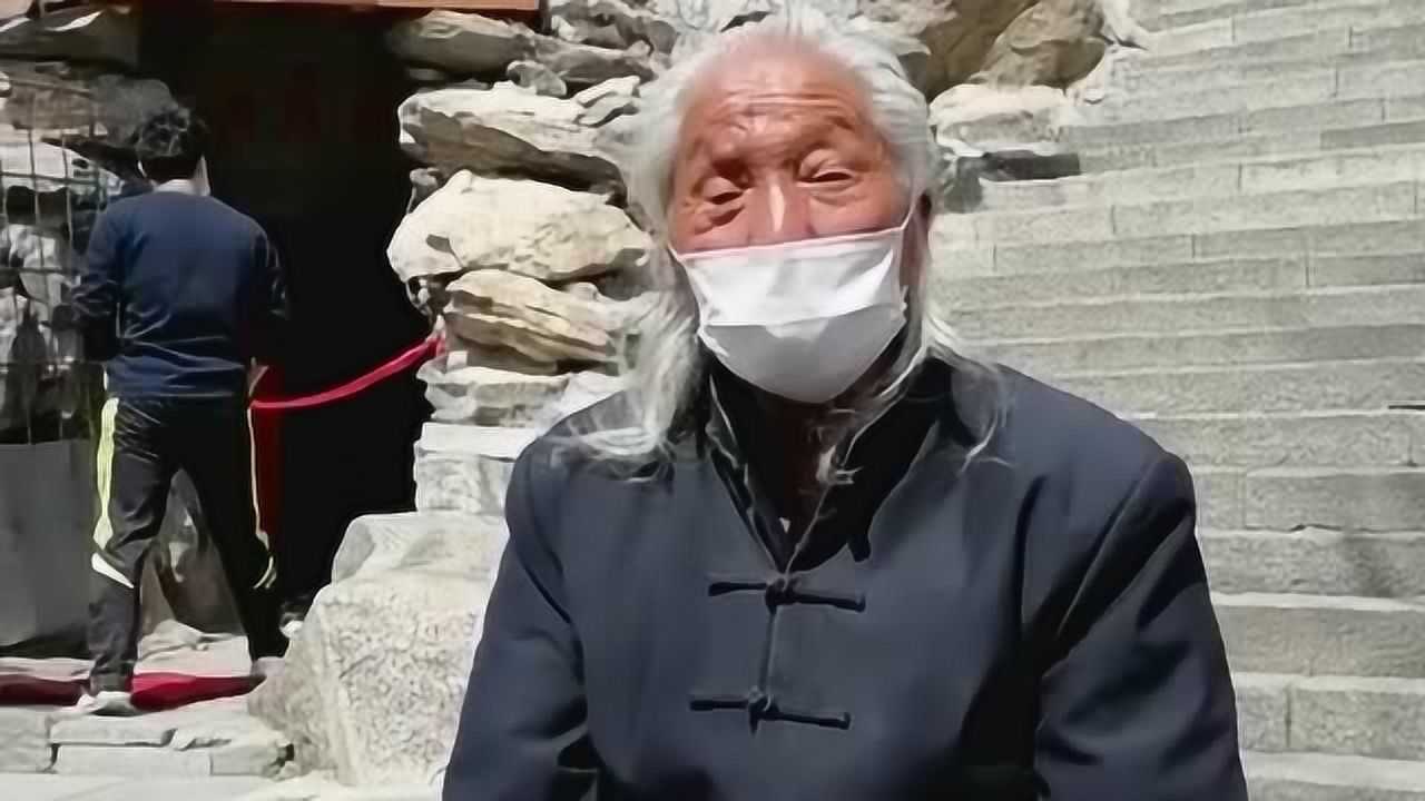 泰山十八盘朝阳洞,一位老人坐在路中间,眼神中就知道他看淡了世俗!