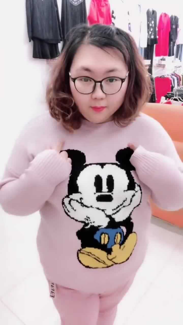 这个胖姐姐火了,穿着可爱,很显年轻