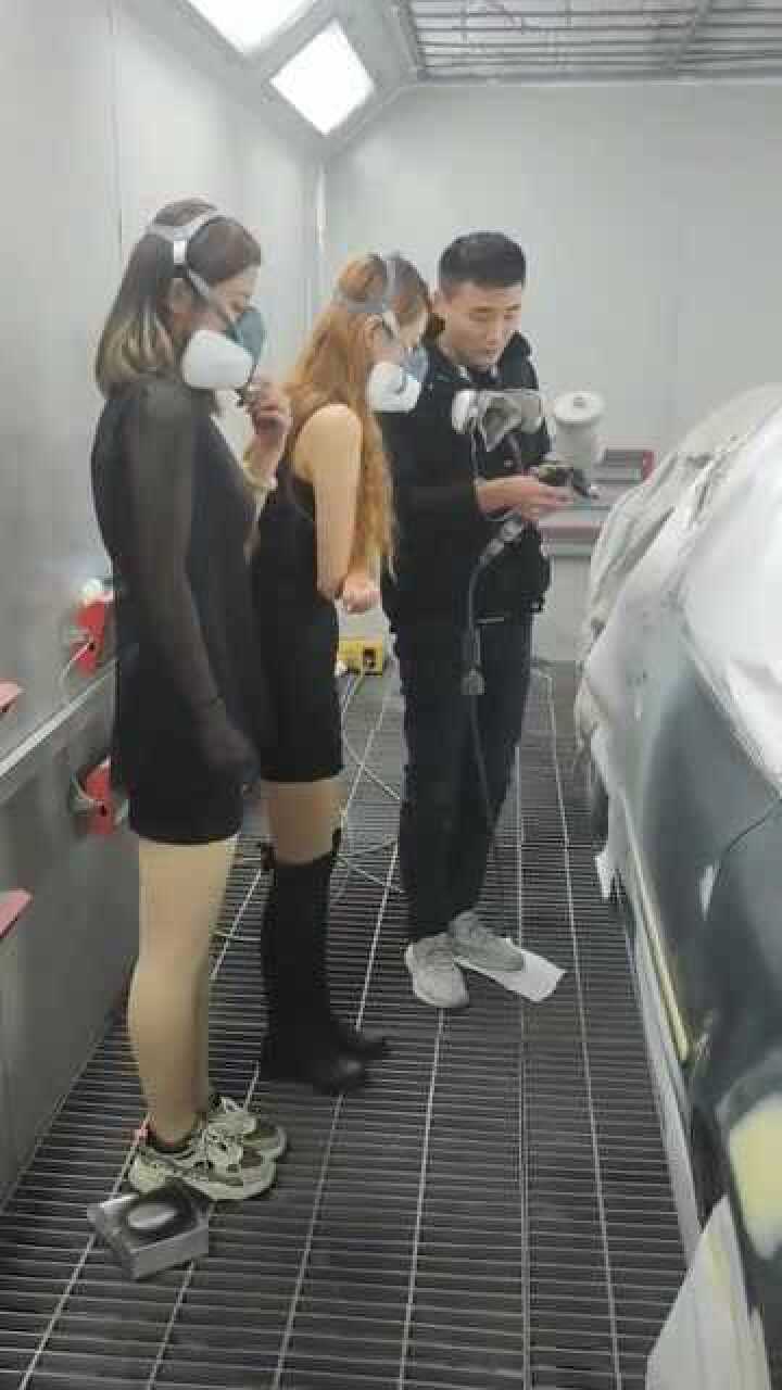 新来两个女学徒,来学修车的女生,现在属实很少!