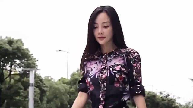 李小璐发廊做头发视频曝光 手撩长发卖萌不断似少女