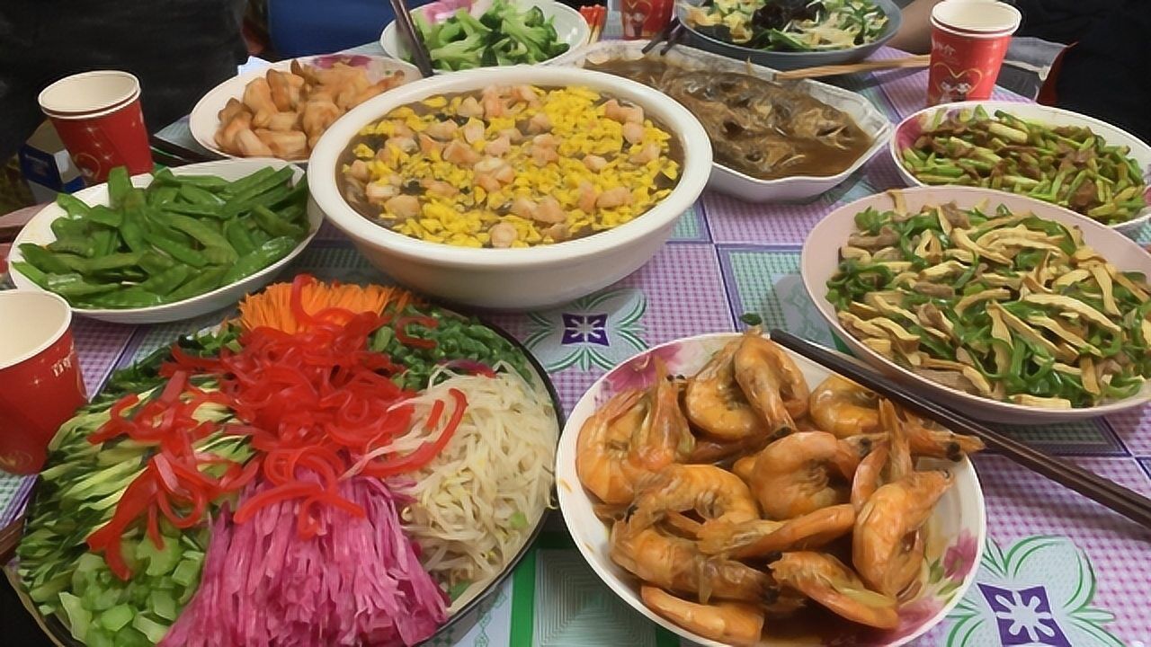 天津婚礼必吃喜面,菜码多,红粉皮,五颜六色的.自家做的太好吃了!