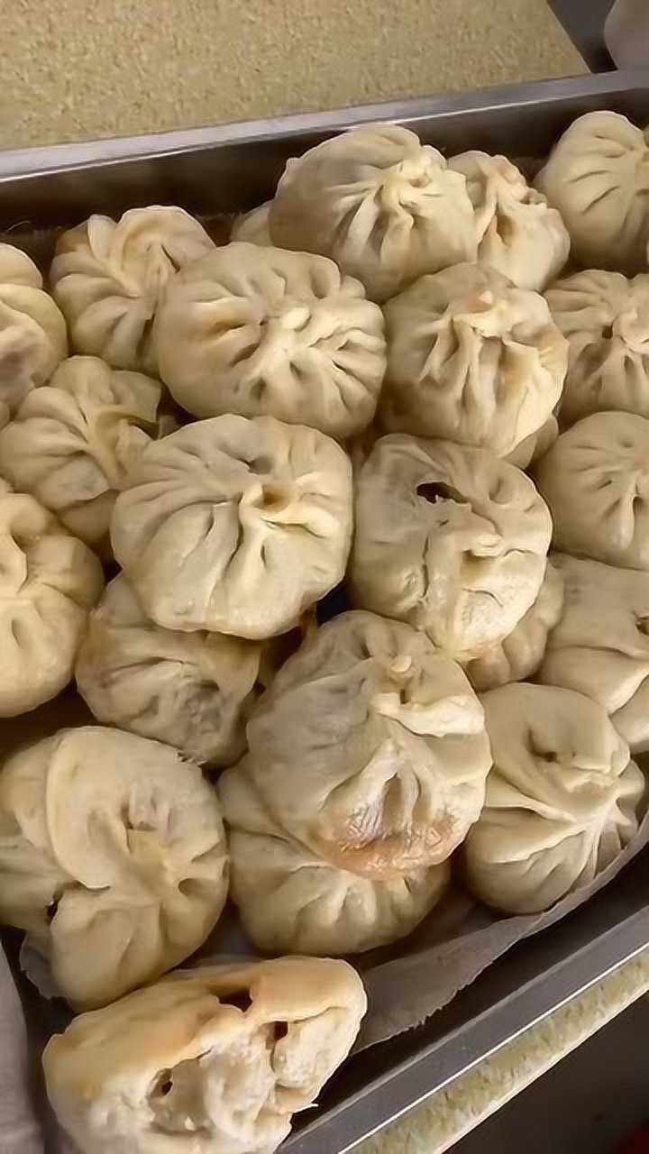 清真的牛肉大包子这么一大抽屉在家能吃好几天