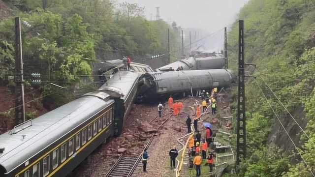 T179次列车生死时速:村民爬天桥挥衣警示无果,眼睁睁看车撞上塌方