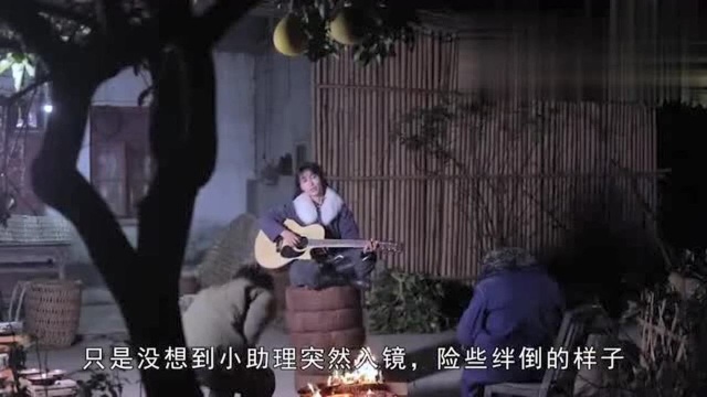 李子柒做缙云烧饼,饭后翻唱《消愁》,小助理突然入镜,笑翻全场