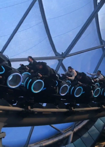 迪士尼极速光轮适合小朋友玩的游乐设备