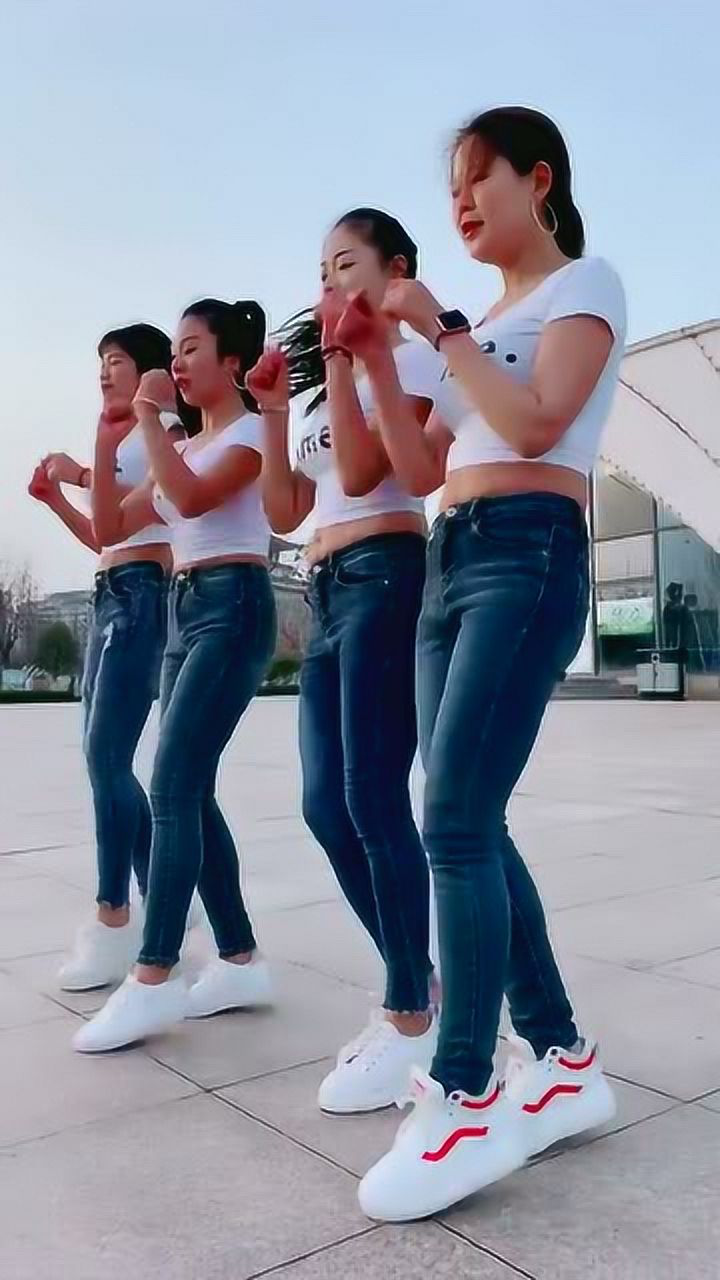 全网最火广场舞穿这么少在户外跳舞真是难为美女们了