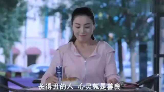 美女吃东西的表情也太逗了,难怪旁人用这种眼神!