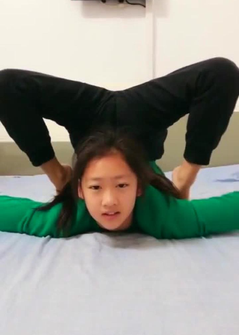 柔术三折绝活表演,厉害的小姑娘