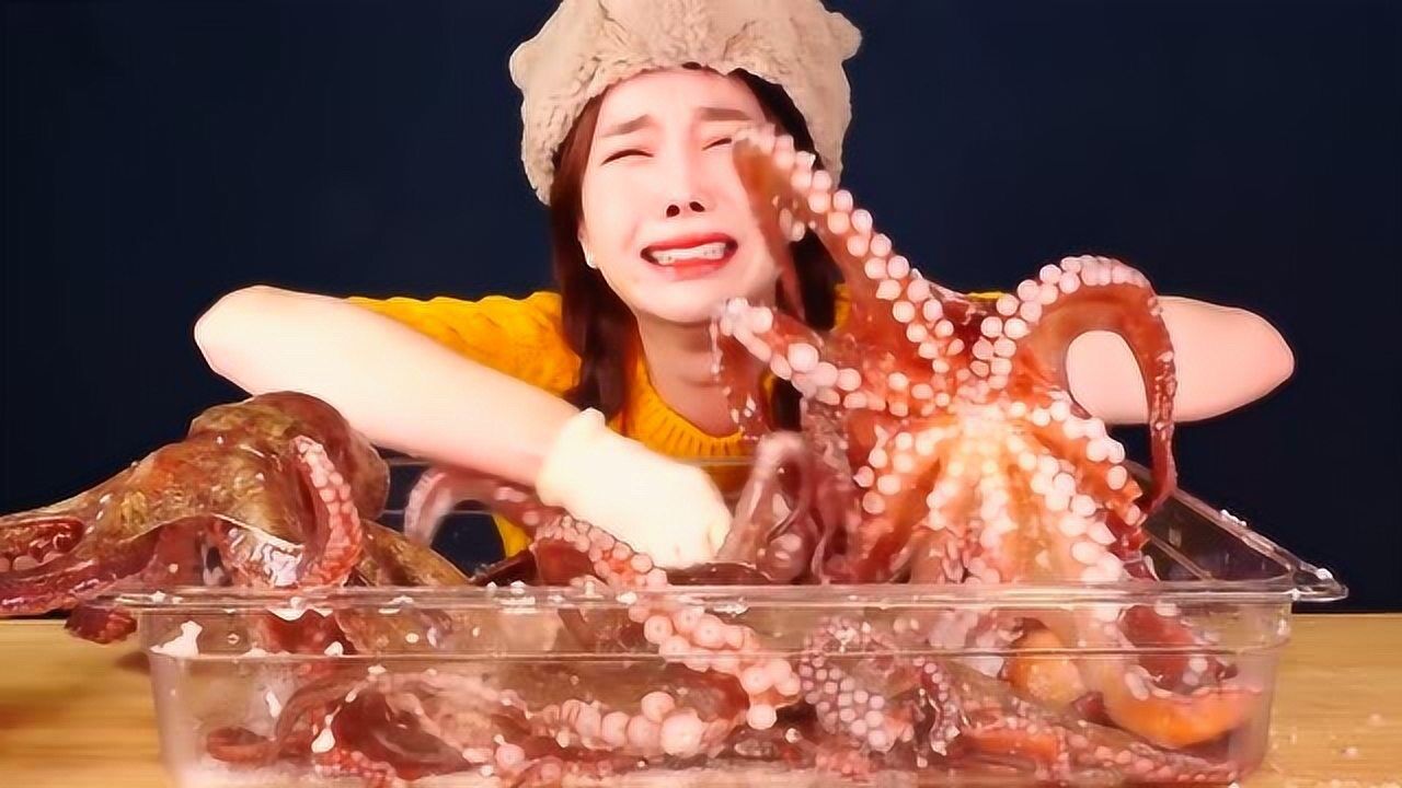 吃播欢乐多美女展示超大肚子一口气吃下五只大章鱼