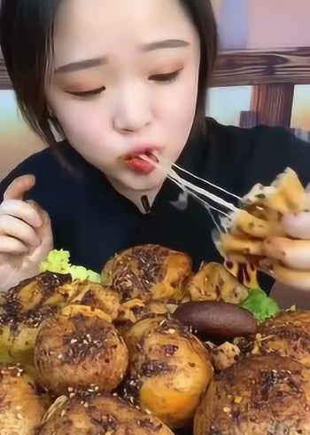 这个美女吃播火了,吃羊脑太生性了,看完也是醉了
