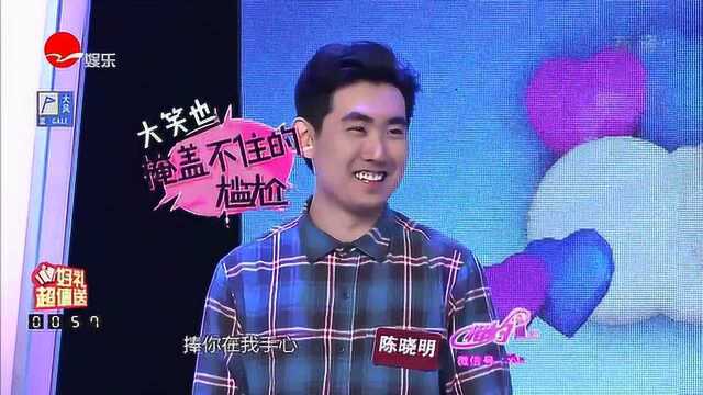 男嘉宾现场深情演唱《爱的就是你》,嗓音清澈有韵味,美女听醉了