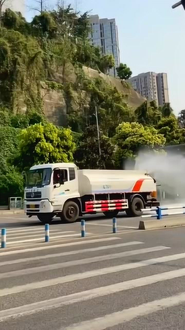 一个装了彩虹的洒水车,太壮观了