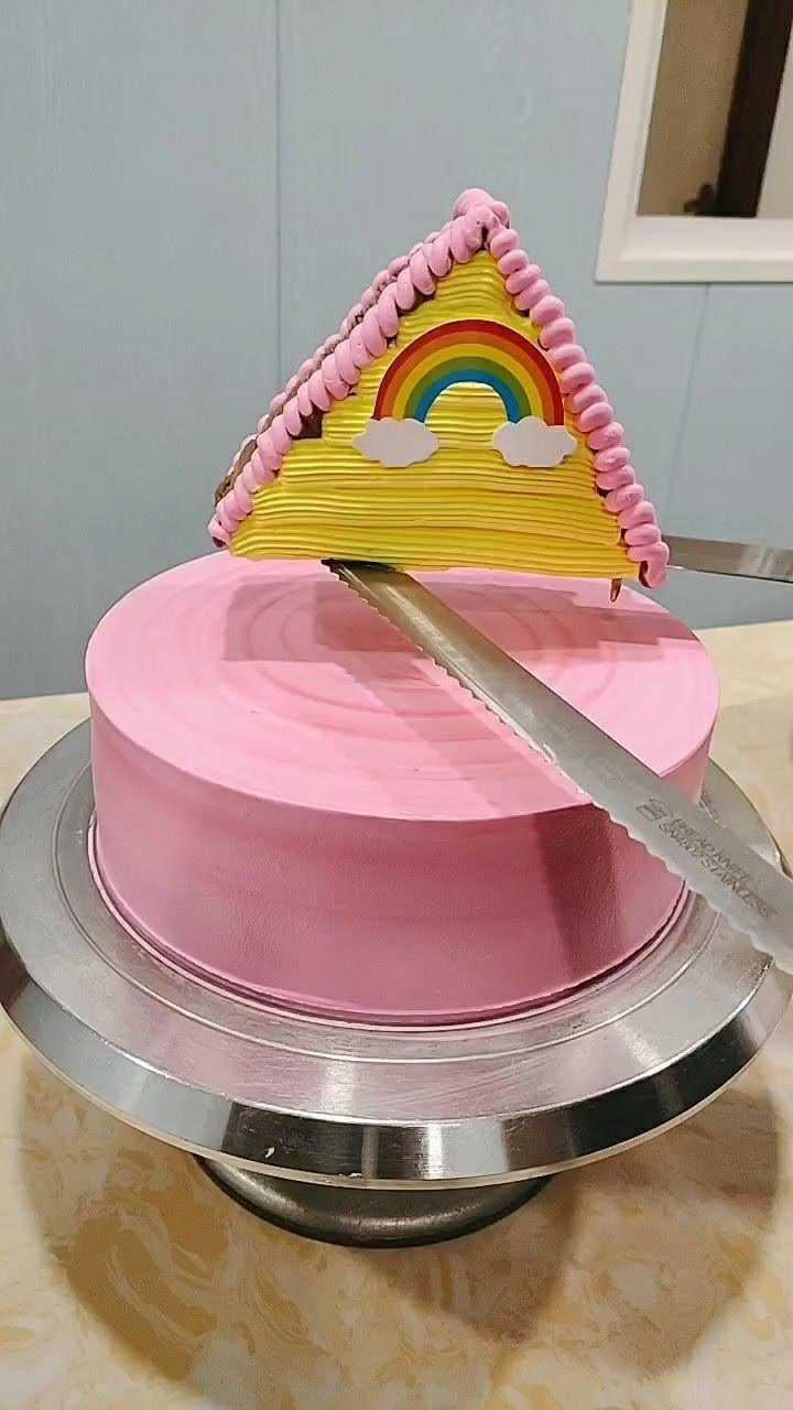 彩虹房子蛋糕真不错,样式很有创意看着十分好看!