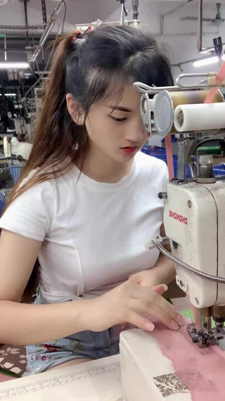 内衣厂的小妹手法很娴熟,毕竟已经干了快十年了