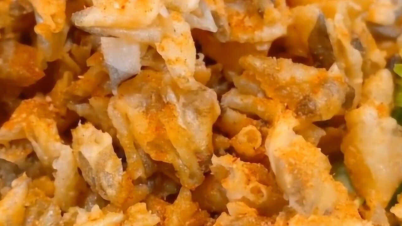 今天吃个油炸鱼鳞,炸好的鱼鳞特别香,嘎嘣脆!