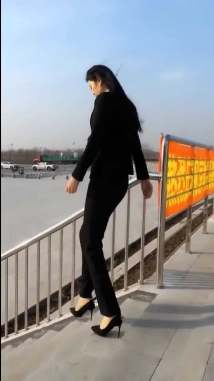女巨人穿着职业装和高跟鞋走路带风太美了