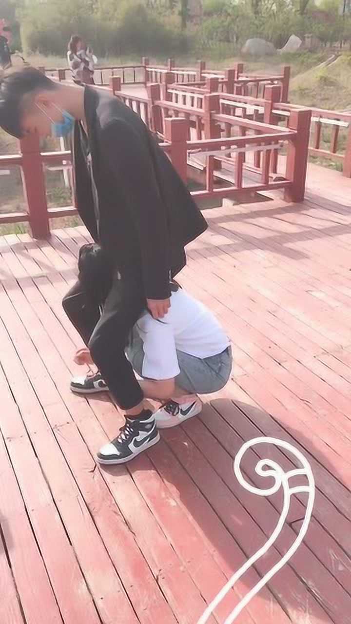 男友整蛊女友骑在女友身上结果女友愣是把男友举了起来女友太厉害了