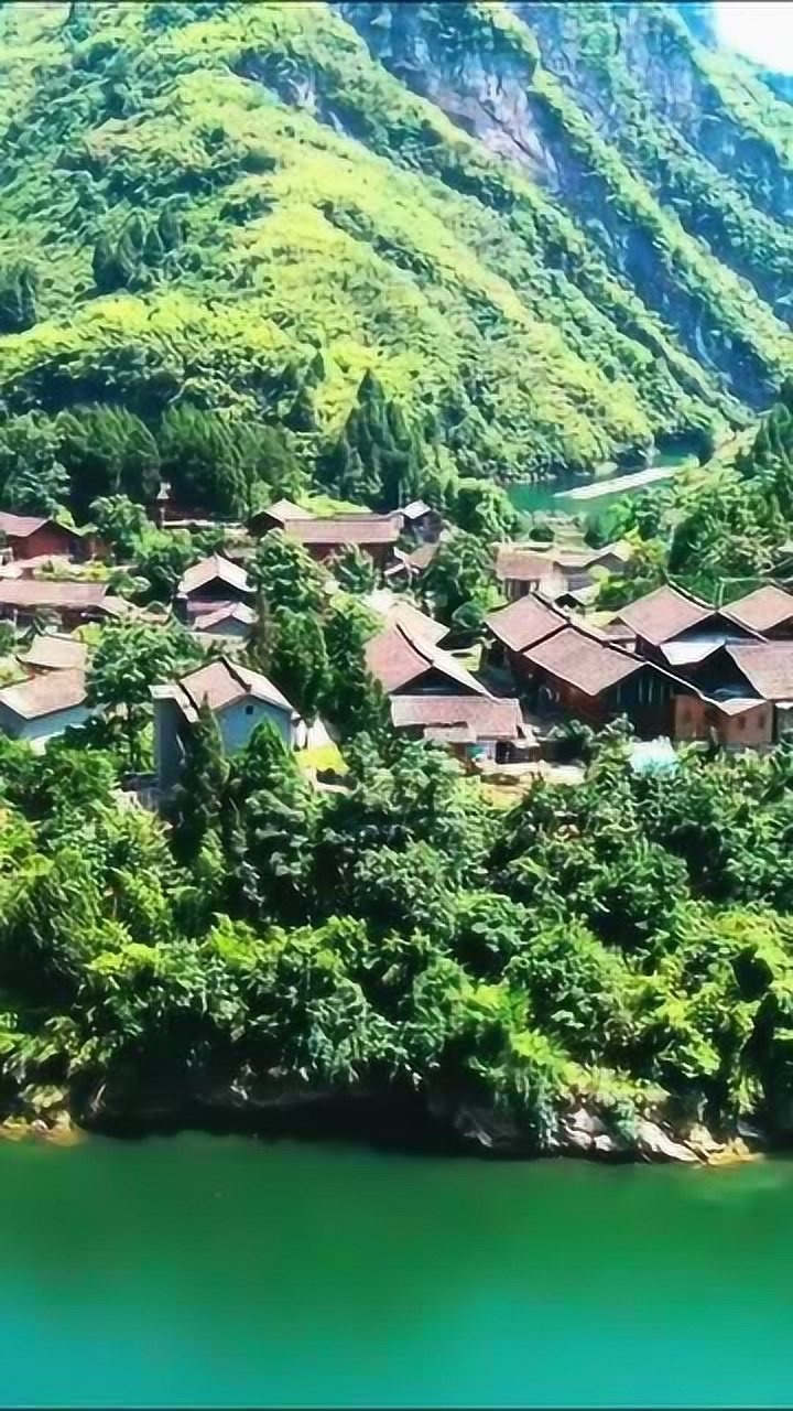 湖南湘西沙湾村三面环山乘小船出入