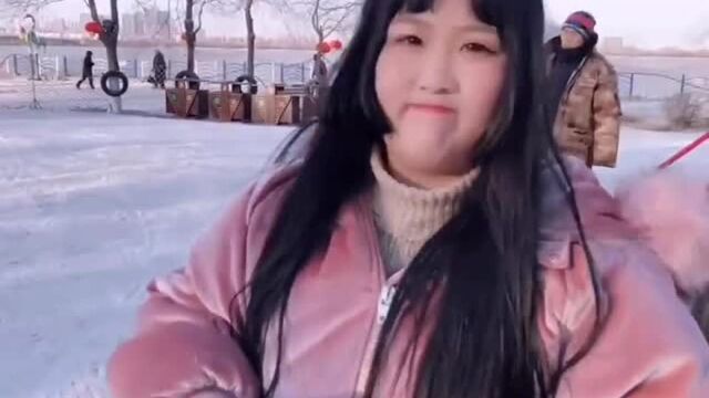 东北小胖妹在雪地里骑摩托车,哥哥:慢点,别再卡沟儿里了!搞笑