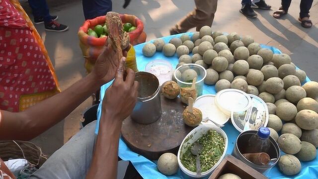 印度特色“木苹果”,老板敲开后开始烹饪,网友:这是水果吗?