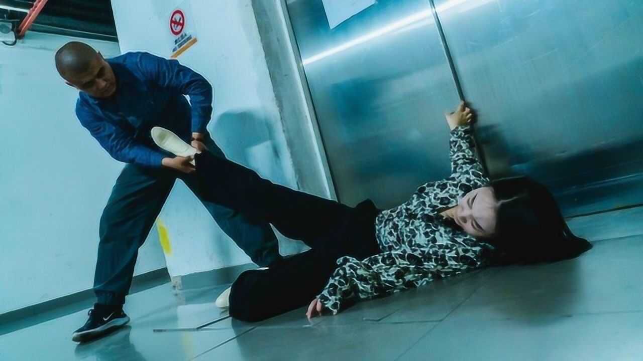 美女遭遇家暴,被人一直拖拽,简单1招就能脱身