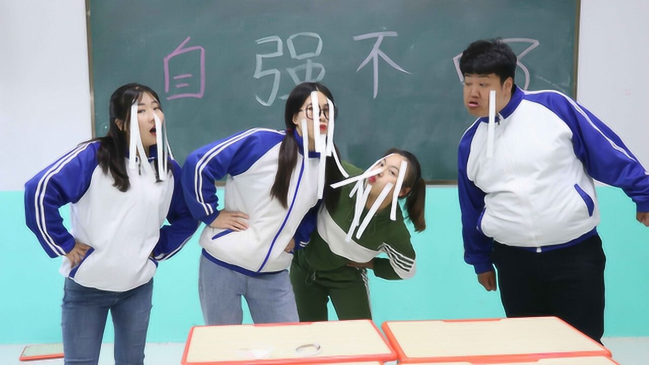 老师和同学们玩"吹纸条",没想女学霸和老师差点吹晕,太逗了