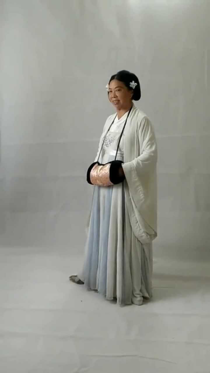 星爷御用美女张美娥老师拍个照片也这么调皮