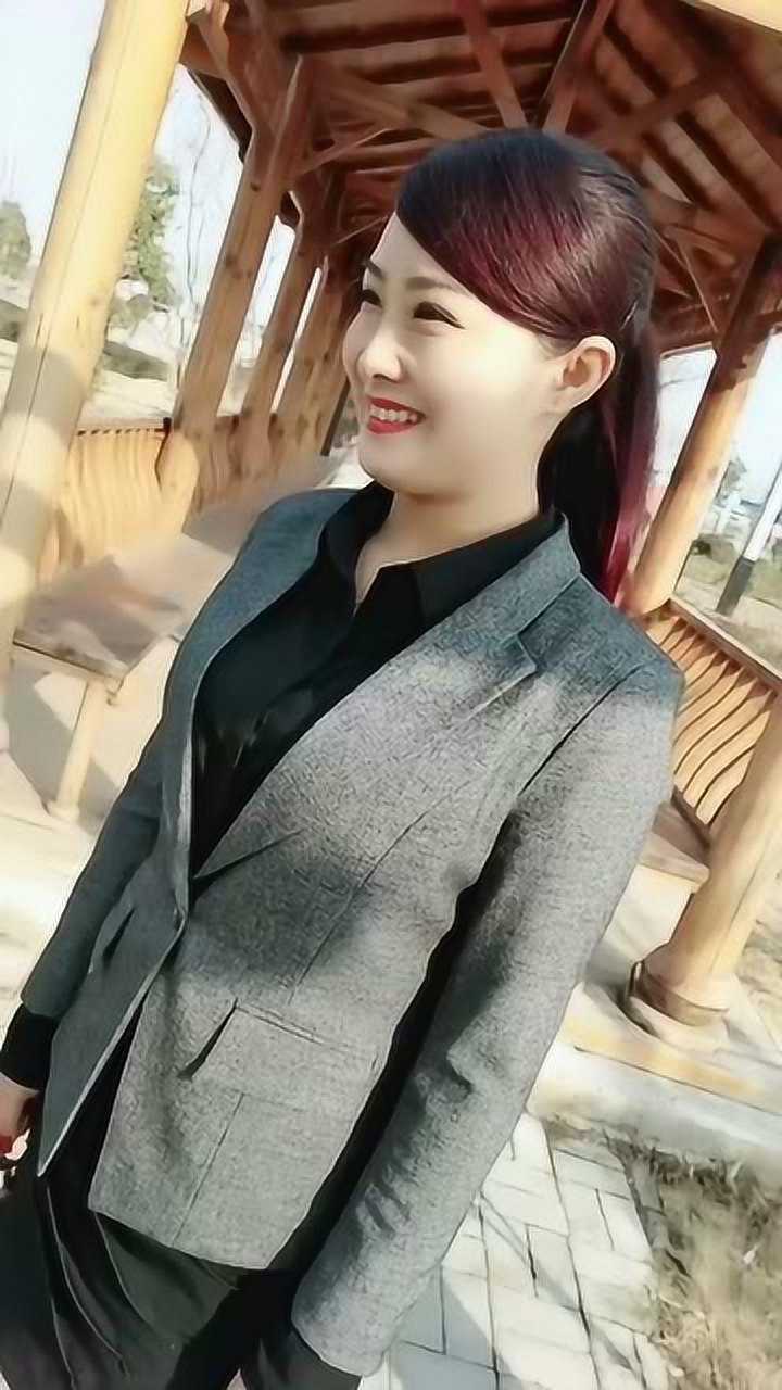 这是我50岁的丈母娘,这身正装搭配高跟太美了,忍不住看了几遍