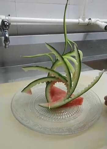 西瓜皮拉花的教程,多看几遍,你也是雕刻大师