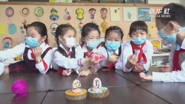 浙江诸暨:小学生体验立夏“斗蛋”民间风俗