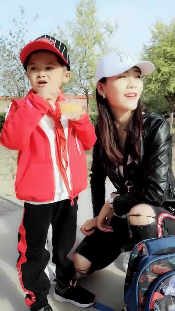 保姆请小马云吃果冻,小马云好开心!_腾讯视频