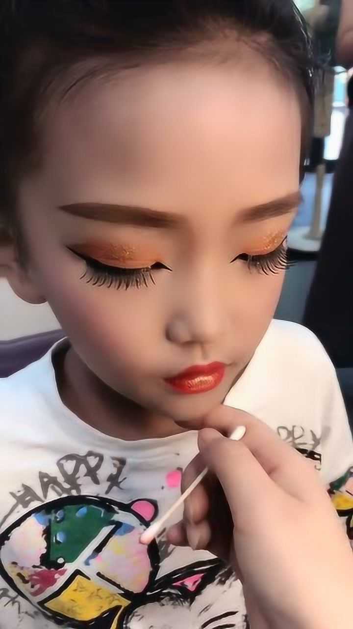 化妆师为小女孩画的舞台妆你们觉得这样画好看吗