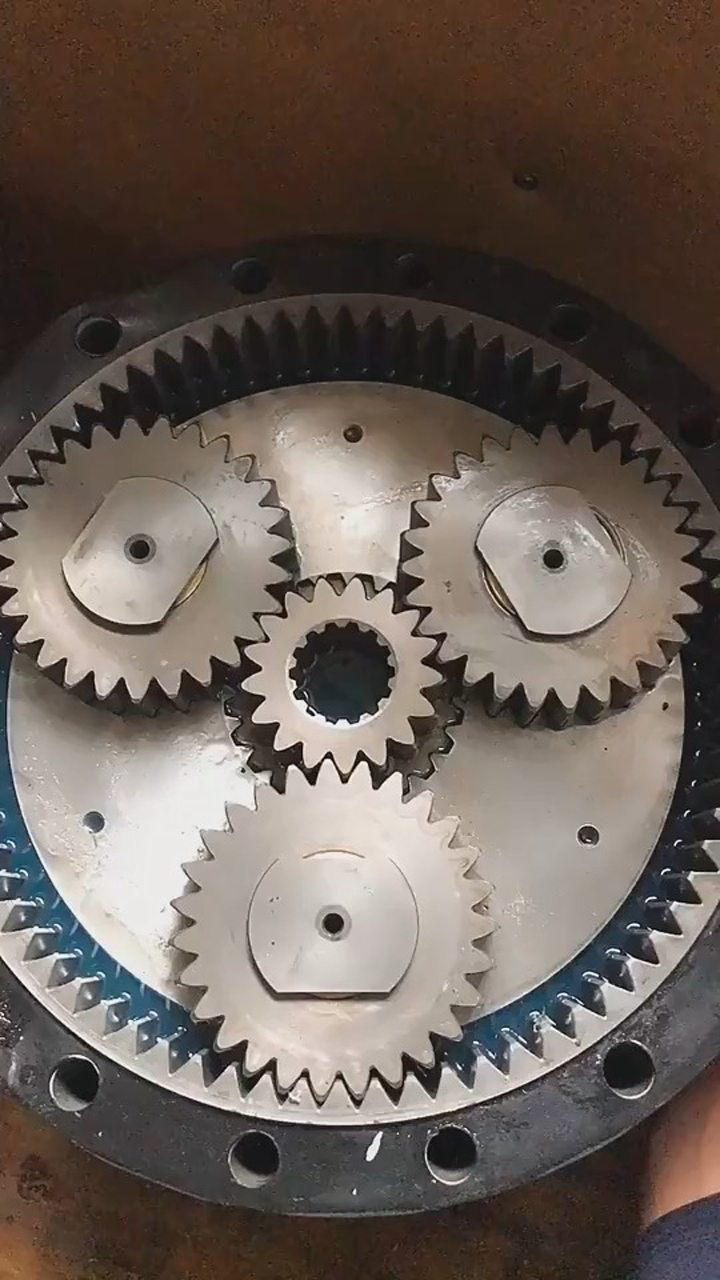 简单介绍一下行星齿轮机构,中心为太阳轮,中间为行星齿轮,最外为齿圈