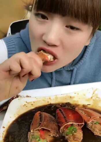 美女直播吃小鸡排,你们知道这是什么东西吗