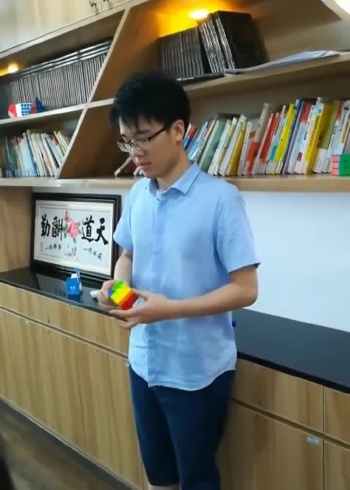 最强大脑王鹰豪现场还原三阶魔方网友这手速可以呀