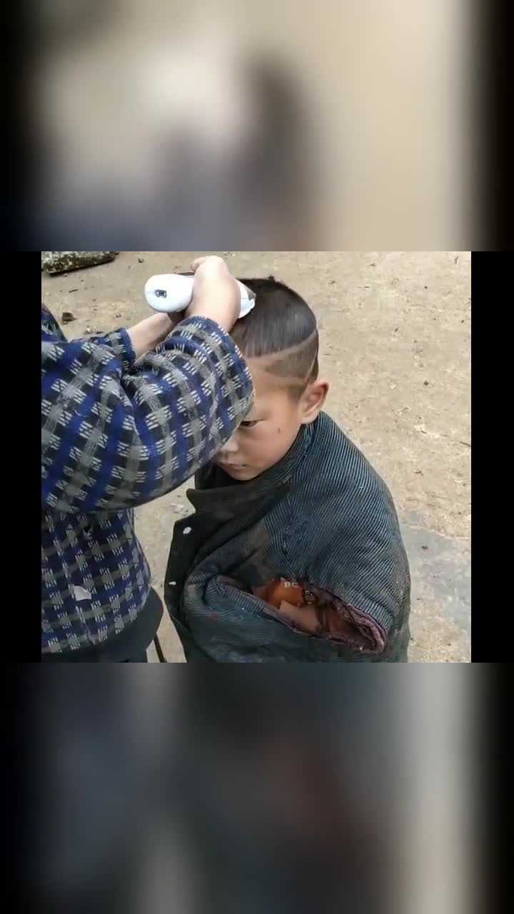 小男孩把弟弟的紧箍咒发型剔成了光头真可惜呀