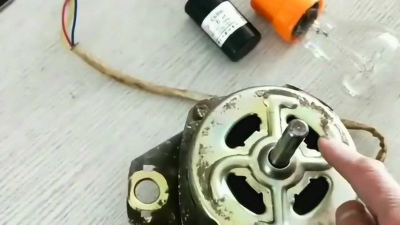 洗衣机电机改的发电机,这样安装上马力肯定很大,师傅真是太厉害了!