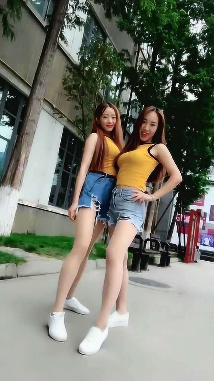 最近这两个小姐姐火了这两个美女这么好大热天送了四个西瓜