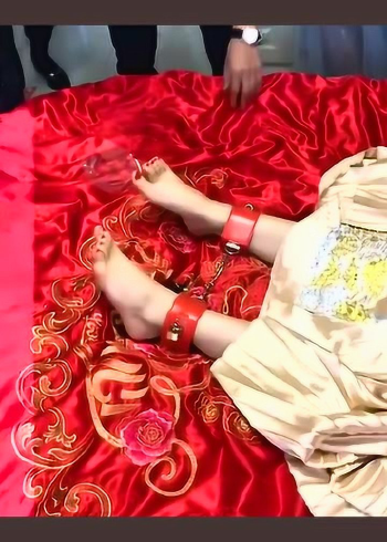 新娘被脚镣拴住,新郎竟这样做,太意外了!