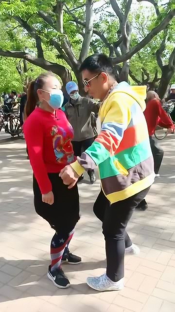 劳动公园西大墙找乐这是个能人俩人配合真密切