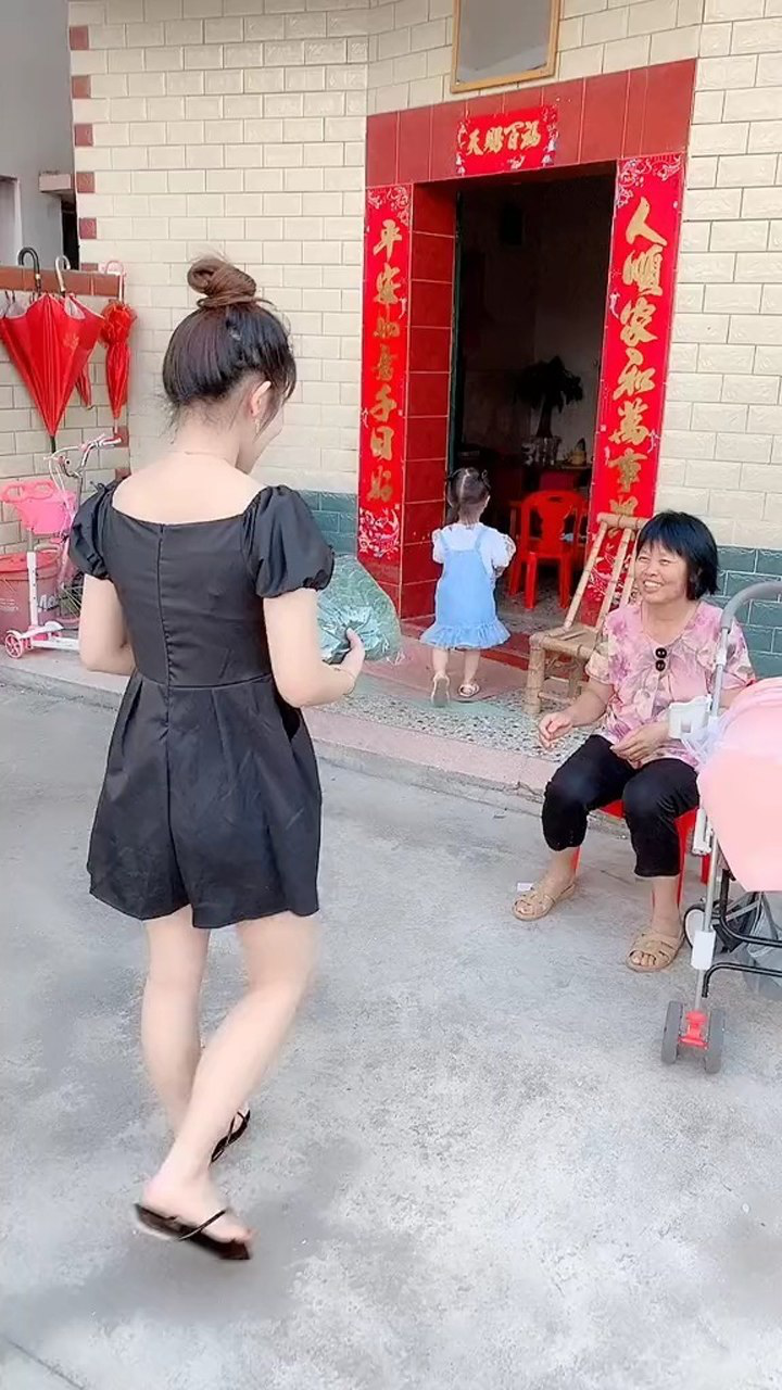 其实妈妈在农村生活穿的比较朴素一些,穿裙子我妈都不好意思了