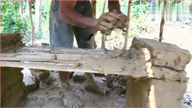 农村小伙户外独居,用泥巴做的土座椅,虽然不好看但是很实用