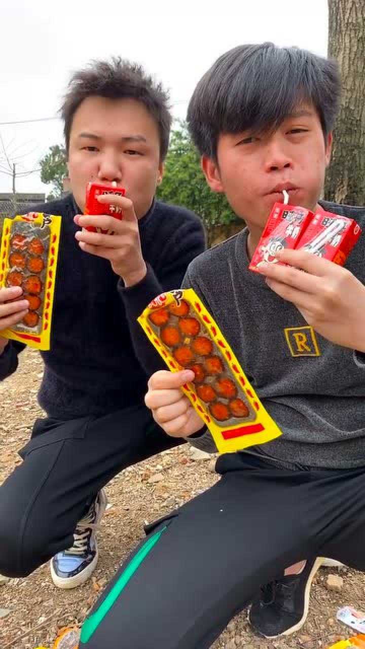 精神小伙带兄弟吃辣条